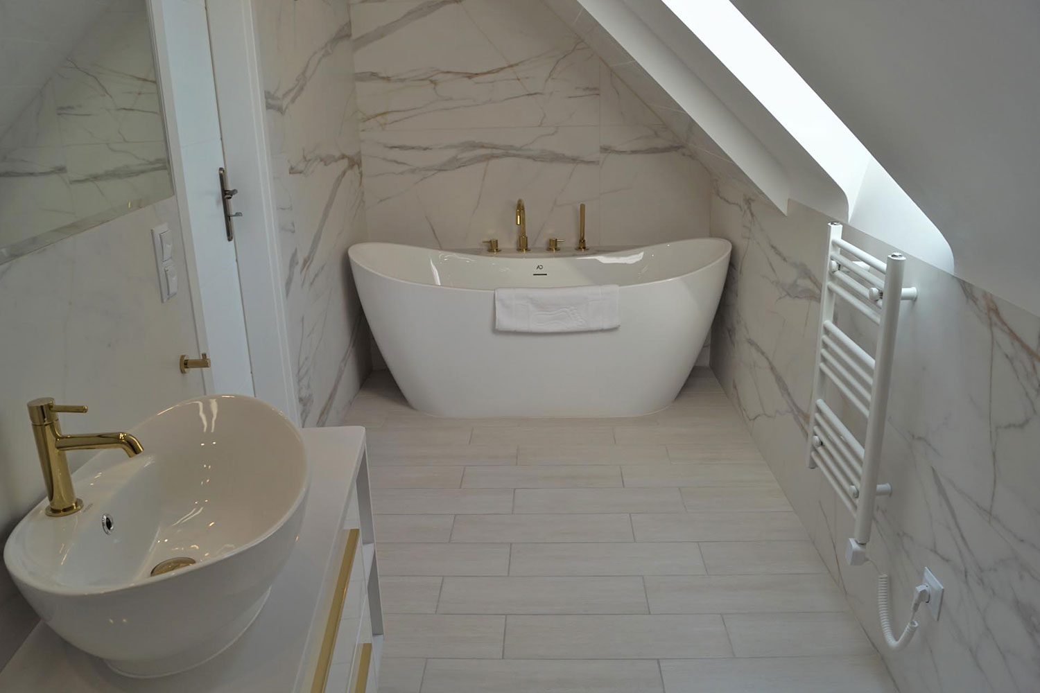 łazienka z marmurowymi płytkami w odcieniach bieli